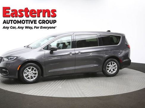 Used 2023 Chrysler Pacifica Touring-L image 59
