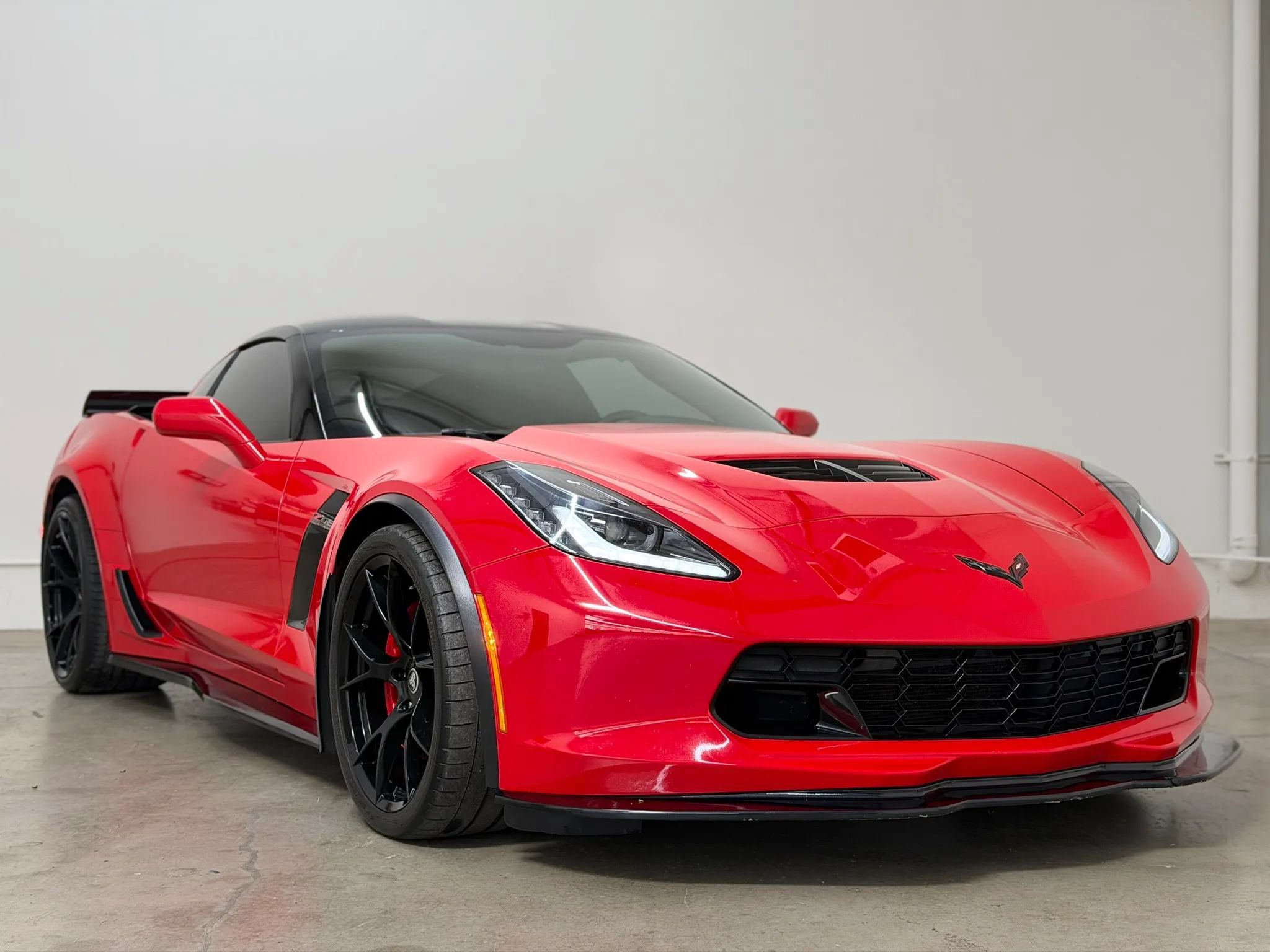 Used 2015 Chevrolet Corvette Z06 w/ 3LZ Preferred Equipment Group RWD image 2