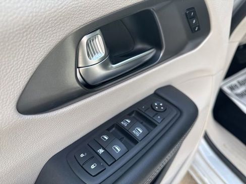 Used 2024 Chrysler Pacifica Touring-L image 8