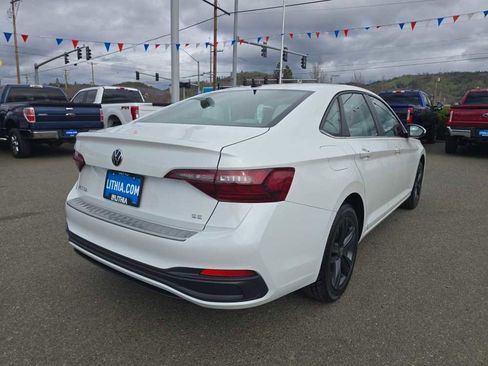 Used 2023 Volkswagen Jetta SE image 5