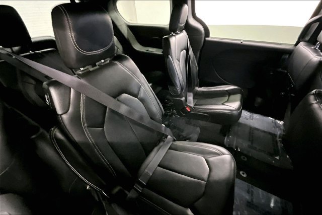 Used 2025 Chrysler Pacifica Select FWD image 24
