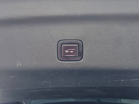 Used 2022 GMC Yukon XL SLT w/ SLT Luxury Package AWD/4WD image 12