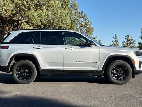 Used 2025 Jeep Grand Cherokee Altitude AWD/4WD image 3