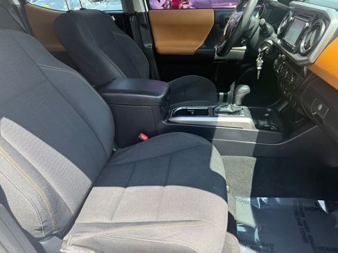 Used 2018 Toyota Tacoma SR5 AWD/4WD image 28