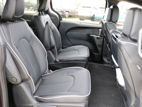 New 2023 Chrysler Pacifica Limited w/ Uconnect Theater Family Group image 39