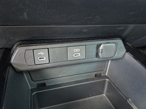Used 2024 Toyota Prius XLE FWD image 30