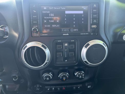 Used 2018 Jeep Wrangler Unlimited Rubicon w/ Cold Weather Group AWD/4WD image 14