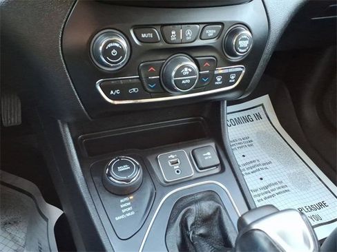 Used 2021 Jeep Cherokee Latitude Lux w/ Comfort/Convenience Group image 13