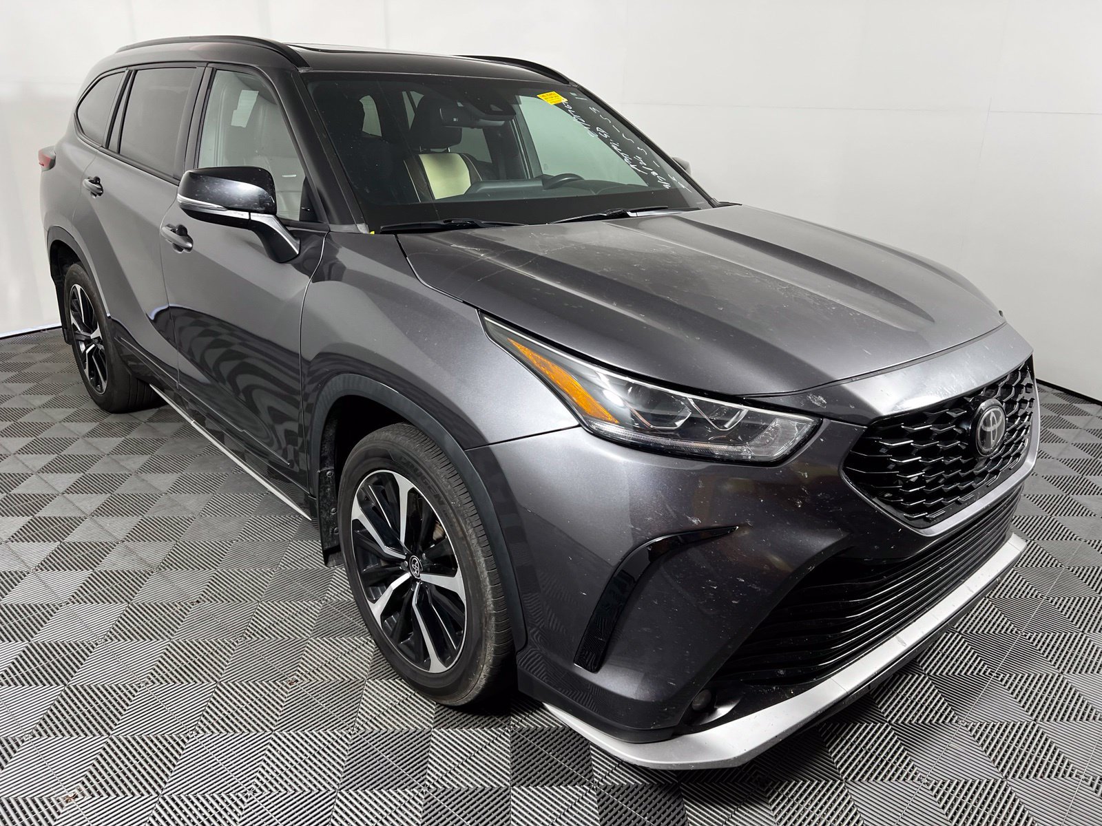 Used 2021 Toyota Highlander XSE AWD/4WD image 3