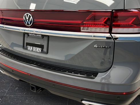 Used 2025 Volkswagen Atlas SEL AWD/4WD image 40