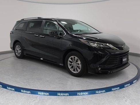 Certified 2026 Toyota Sienna XLE FWD image 3