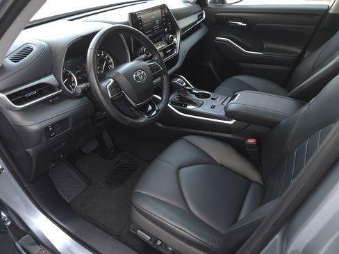 Used 2021 Toyota Highlander XLE image 9