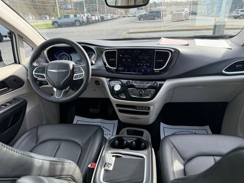Used 2024 Chrysler Pacifica Touring-L FWD image 13