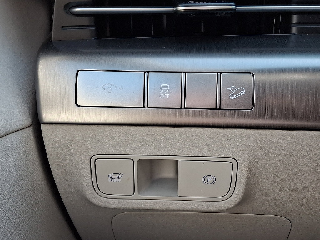 Used 2024 Hyundai Kona Limited AWD/4WD image 27