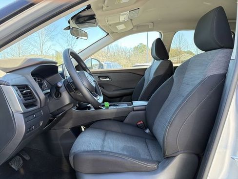 Used 2023 Nissan Rogue SV image 11