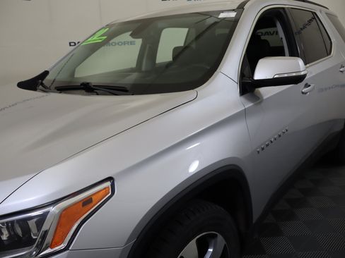 Used 2020 Chevrolet Traverse LT w/ LT Premium Package FWD image 12