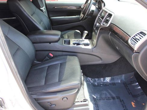 Used 2012 Jeep Grand Cherokee Laredo RWD image 12