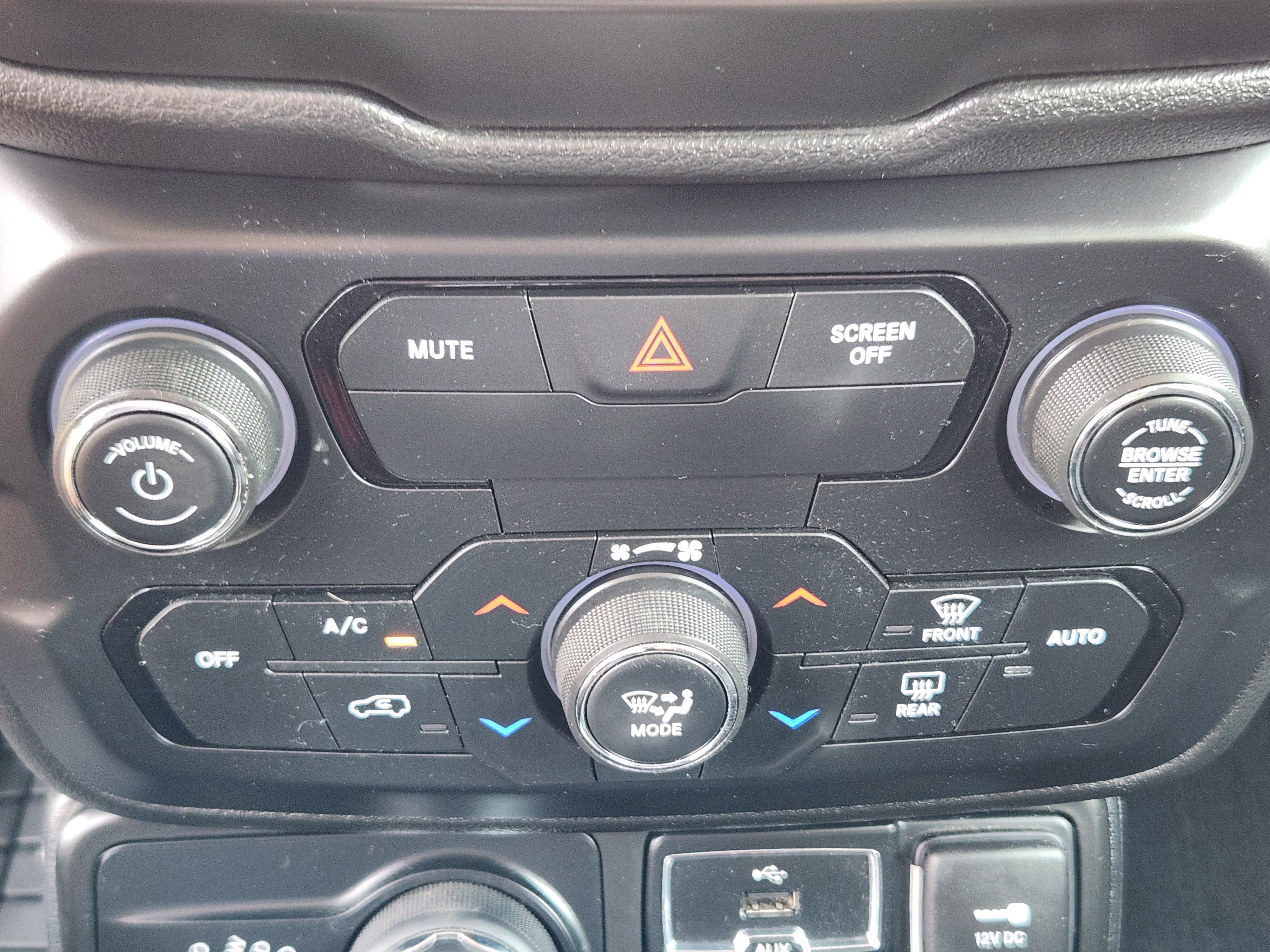 Used 2018 Jeep Renegade Latitude AWD/4WD image 15