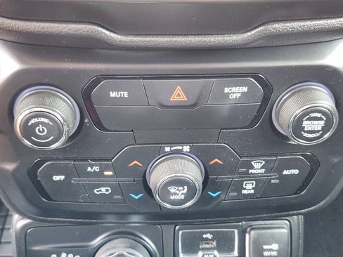 Used 2018 Jeep Renegade Latitude AWD/4WD image 15