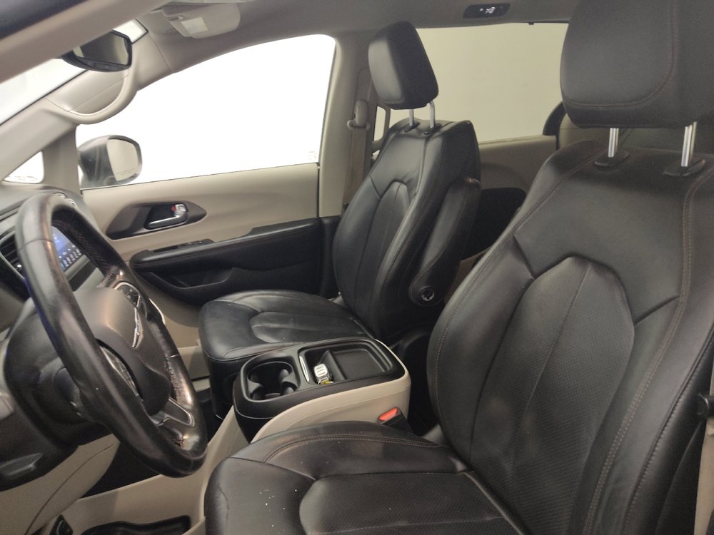 Used 2020 Chrysler Pacifica Touring-L FWD image 17