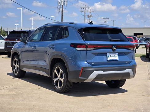 New 2025 Volkswagen Tiguan SE image 3