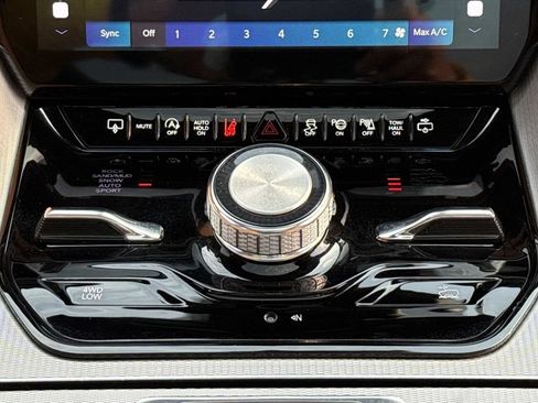 Used 2022 Jeep Grand Wagoneer Series III AWD/4WD image 17