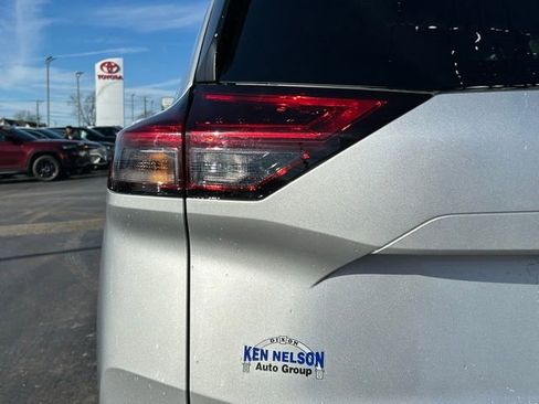 Used 2023 Nissan Rogue SV image 5