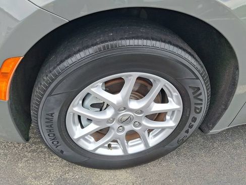 Used 2023 Chrysler Pacifica Touring-L FWD image 4