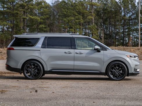 Used 2024 Kia Carnival SX Prestige image 4