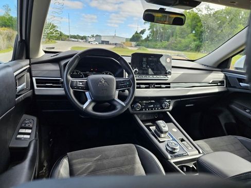 Used 2024 Mitsubishi Outlander SE image 12