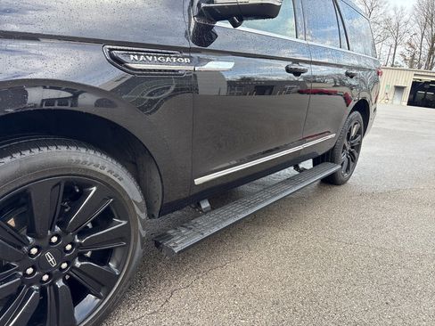 Used 2024 Lincoln Navigator Reserve image 2