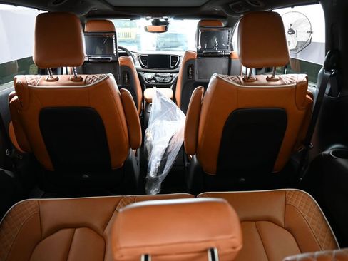 New 2026 Chrysler Pacifica Pinnacle image 40