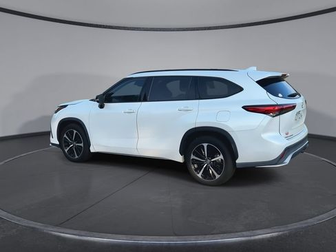 Used 2022 Toyota Highlander XSE FWD image 6