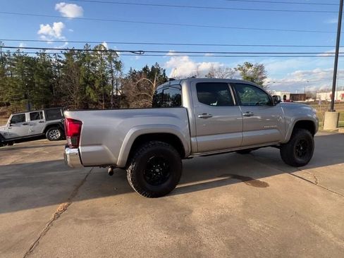 Used 2021 Toyota Tacoma SR5 AWD/4WD image 7