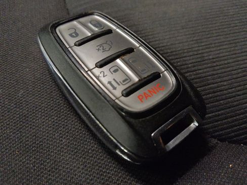 Used 2017 Chrysler Pacifica Touring FWD image 32