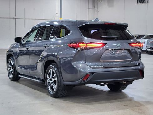 Used 2022 Toyota Highlander XLE image 11