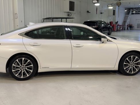 Used 2020 Lexus ES 300h w/ Premium Package image 2
