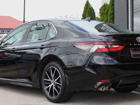 Used 2024 Toyota Camry SE FWD image 3