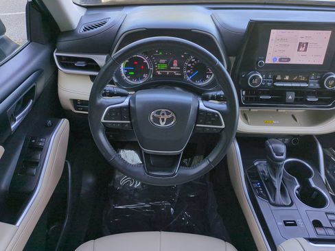 Used 2023 Toyota Highlander XLE AWD/4WD image 16