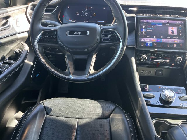 Used 2022 Jeep Grand Cherokee Overland AWD/4WD image 13