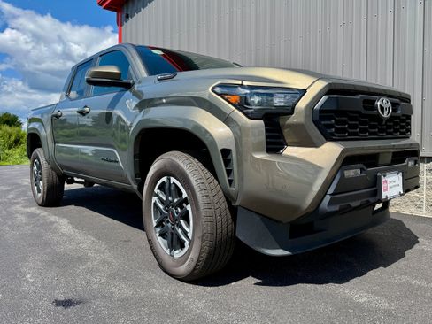 Certified 2025 Toyota Tacoma TRD Sport w/ TRD Sport Premium Package AWD/4WD image 14