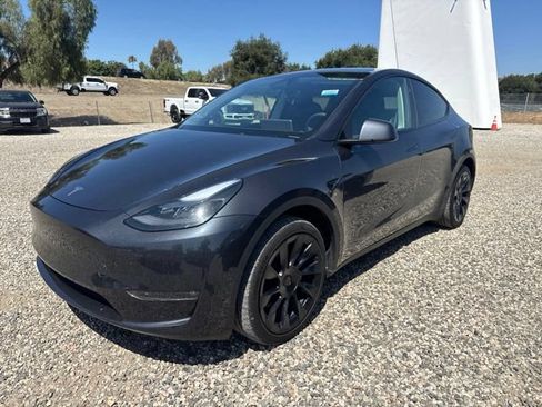 Used 2024 Tesla Model Y Long Range AWD/4WD image 1