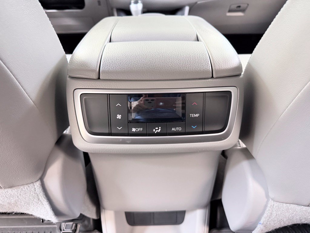Used 2018 Toyota Highlander Plus AWD/4WD image 24