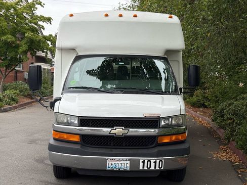 Used 2014 Chevrolet Express 4500 w/ Shuttle Bus Package RWD image 5