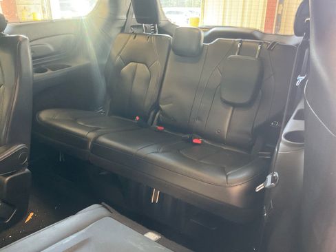 Used 2018 Chrysler Pacifica Touring-L Plus w/ Advanced Safetytec Group FWD image 11