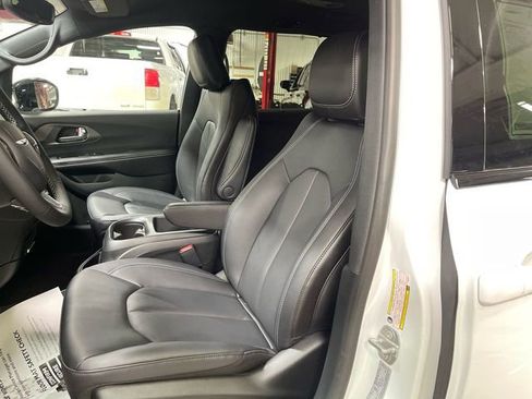 New 2026 Chrysler Pacifica Select image 11