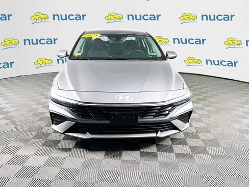Certified 2025 Hyundai Elantra SE FWD image 2
