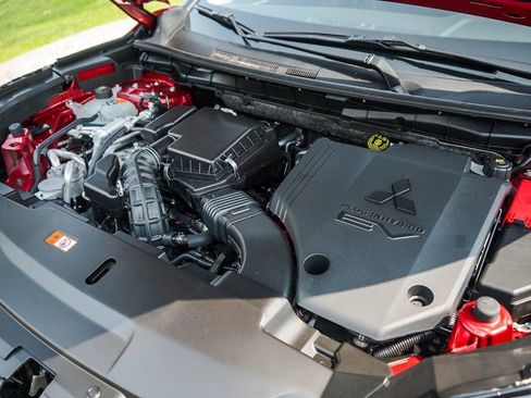 New 2025 Mitsubishi Outlander SE image 7