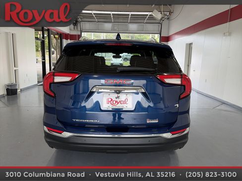 Used 2022 GMC Terrain SLT w/ Infotainment Package II FWD image 3