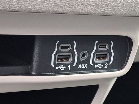 Used 2023 Chrysler Pacifica Touring-L image 26